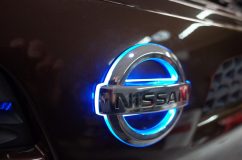 Mocoのアクリル制作日産エンブレム交換とダクトイルミ追加 事前にご持参いただいていたLEDインストール済みのエンブレムを貼り付け、電源を付け替えて完了