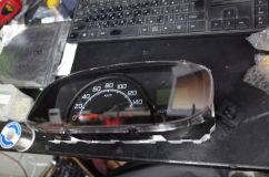  午前11時、リモコン修理の後にスピードメーターが郵送で到着。液晶と文字盤の色をホワイトにしたいというご依頼で、針外しと液晶外しを行い打ち替えした 
