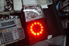 10系アルファードの社外品テールランプの修理 殻を閉じれば作業完了