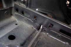 平行輸入のポルシェ カイエンのテールランプ&ヘッドライト日本仕様改善 いきなりトラブル発生。ヘッドライトのリリース金具を固定するプラスチックが割れています。