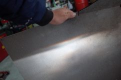 平行輸入のポルシェ カイエンのテールランプ&ヘッドライト日本仕様改善 ちょっと角度があるので分かりづらいですが、フラットになりました。ただこのヘッドライトはハロゲンのプロジェクターなので、めちゃくちゃ暗いですね。