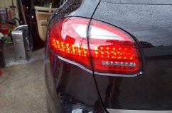 平行輸入のポルシェ カイエンのテールランプ&ヘッドライト日本仕様改善 続いてテールランプです。ウィンカーはUS仕様なので赤点滅です。
