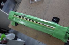  加工は一発勝負。代替部品などない外車は特に緊張します。今回はメッキ部分に直線で溝を切り、そこに透明樹脂を流し固めてLEDを設置しました。純正の見た目は損なわずかなりGOODです。 