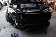  相変わらず北欧の車VOLVOは雪国だからか、バンパーを固定するビスがめちゃくちゃ多いです。衝突時に歩行者保護でボンネットにエアバックを備えているVOLVOですが、こんな頑丈なバンパーに轢かれたら膝粉々になりそうですね。 