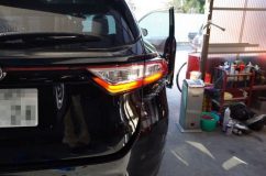 60系後期のハリアーシーケンシャルテールランプ加工 ウィンカーは前期同様の光り方です。LEDは前期よりも2個/ユニット増えており、合計8個も増量されております。レッドテールにしたことにより光量ダウンが大きくなったのでしょう。