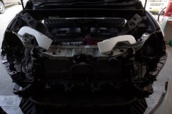 60系ハリアーのヘッドライト&テールランプの流れるシーケンシャル加工 早速作業開始です。最近のトヨタ車は本当によく出来ていて、バンパー脱着が非常に簡単です。15分もあればこんな状態です。
