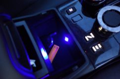 18系クラウンアスリートのマルチ周り&スピードメーター打ち替え作業 ドリンクホルダーとコンソールBOXにもLED照明を追加しました。 どうしても運転席側に光源が向いてしまうので 乳白アクリルで直接LEDがむき出しにならないようにしました。 こうすることで眩しくなくいい感じに照らしてくれます。
