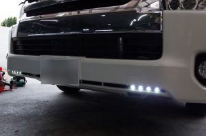 ２００系ハイエースワイドの1.5W☓８発デイライト施工