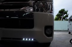 200系ハイエースワイドの1.5W☓8発デイライト施工 デイライトの明るさがめちゃくちゃ明るいため、そのままだと車検に通りません。