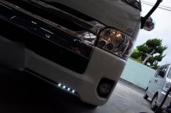 200系ハイエースワイドの1.5W☓8発デイライト施工 スモール点灯で自動で減光する回路を追加することで、車検もそのままでOKです。
