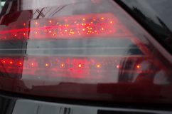 W221メルセデスベンツのテールランプ修理 最初に入れたLEDだとそこだけが異常に明るくなってしまったため、ダウンサイズのLEDに交換したところ周囲と同じくらいになりました。