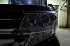 LA600系タントカスタムのヘッドライトシーケンシャルウィンカ&ダブルロービーム加工 3連プロジェクターもなかなかかっこいいですね。ダミーではなく、ちゃんとロービーム&ハイビームとして機能しています。