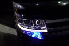 LA600系タントカスタムのヘッドライトシーケンシャルウィンカ&ダブルロービーム加工 もともとウィンカーだった部分は、シーケンシャル化に伴ってポジションランプに変更。白色だと上のアイラインが死んでしまうため、あえて青色をチョイスしました。
