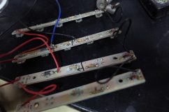 社外品LEDテールランプの修理 こちらの基盤が取り出せればあとは簡単にLED交換できます。LEDチップはブレーキやウィンカーは大電流チップが使われているので、市販の20mAチップだとすぐに切れます。
