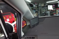  モニター位置はいろいろと考慮する必要があります。運転中の視野の妨げにならないこと、エアバッグ炸裂でも助手席側に飛んでこない位置、Aピラーが問題なく脱着できること。これらを考慮すると写真の位置になります。 