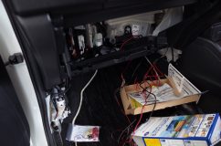  配線もすべて助手席側で完結しますが、今回モニタースイッチを運転席側に取り付けしました。 
