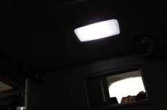後期型エスクワイアのLEDカスタム 室内ではこのバイザー内部に隠されたバニティライトだけです。