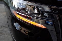 後期型エスクワイアのLEDカスタム 数少ない電球を当店のLEDに交換していきます。改めて見ると当店のウィンカー明るいですね。自画自賛ですが。