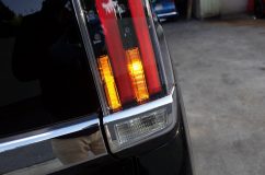 後期型エスクワイアのLEDカスタム リアのウィンカーももちろんLEDに。今回ハイフラ対策の抵抗は6Ωを1個でOKでした。もちろんLEDの消費電力も関係してくるので一概には言えません。電球抜いたらちゃんとハイフラしましたのでこの車と当店のLEDのベストは6Ωです。