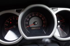 ハイラックスサーフのスピードメーター&エアコンパネルのホワイト化 作業前のスピードメーターです。照明はオレンジ色ですが、LEDの消耗も相まってほとんど点いているのかわからない状態です