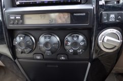 ハイラックスサーフのスピードメーター&エアコンパネルのホワイト化 作業前のエアコンパネルです。右のボタンはよく光っていますが、真ん中と左は光のムラが目立ちます
