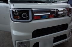 ウェイクのヘッドライトカスタム(ダブルロービーム&イカリング) そしていきなり完成写真です。例のごとくダブルロービーム化しています。車検はロービーム検査なのでハイビーム側プロジェクターはロービームよりも若干低めに設定しています