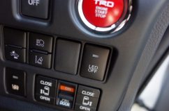 80系後期型のエスクワイアフットランプ施工とテールリフレクターブレーキ連動 LED OFFのスイッチを持ち込みいただいたので、リレーを使ってOFFスイッチにしました。