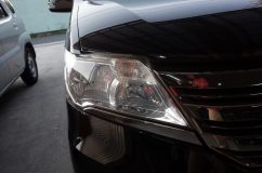 C26 セレナのシーケンシャルウィンカーチューブの取付 施工は非常に簡単で、グリルを外してヘッドライト上面に両面テープで貼り付けるだけ。その後、スモールとウィンカーに配線を繋いで作業完了です。