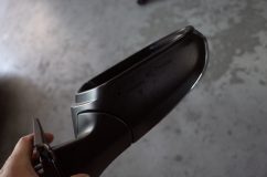  持ち込んでいただいた商品はミラー付け根のカバーを交換するタイプで、配線は簡単に引き込めますが、ミラー本体をすぐに外すので念のため外して作業します。 