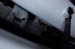  車両側のコネクターを外して引き出します。 