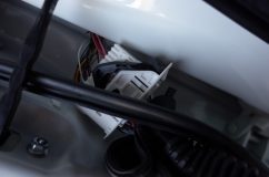  このコネクターに配線を足して車内に引き込みます。今回は類似の端子を持っていたのでそれを使用します。イルミ線程度であれば線が細いので簡単ですが、オーディオの配線引き直しはかなり大変な作業になりそうですね。純正のスピーカー配線はとても細いです。 