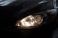 プレマシーの各種バルブのホワイト化施工 ヘッドライトロービームとハイビームをLED化しました。