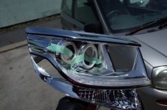  さりげない加工としてメッキ部分にラインテープを貼り付けて、フェイスラインに締まりを出しています。 