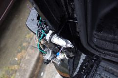 リンカーンナビゲーターのウィンカーハイフラ対策とヒッチメンバー配線キットの取付 光が漏れないようにアルミテープで遮光。