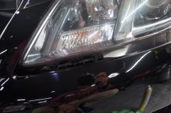  バンパーを外してヘッドライト下面にLEDテープを貼り付けます。 