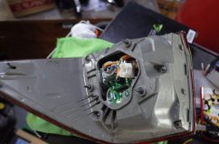  続いてテールランプもユニット外してLEDテープを貼り付けるだけ。 