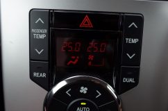 70VOXYのエアコンパネル類のLED打ち替え 純正の液晶はオレンジ色。これはこれでBMWっぽくていいと思うんですが、インジケーターランプが緑って・・・。