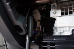 30後期アルファードのキーレス連動型セキュリティの取付(Viper330) 30後期は配線類がかなりシンプルになっています。Canbus対応が進んでいるんですね。ちなみに欧州車は10年前からこの傾向です。