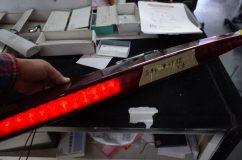  ハイマウントはよくあるトラブルらしく、LEDが半分不点灯になってしまいました。LEDの数だけでも何発あるのか。殻割りして悪い部分を交換します。 