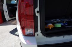キャデラック・エスカレードの日本仕様改善(テール辺) もともとはテールランプに2色タイプのLEDが搭載されており、バックランプとウィンカーを兼用していました。これでいける場合もありますが、今回は対応できませんでした。