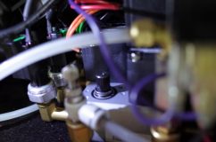 AirREX(エアサス)電磁弁のメンテナンス 仕組みは至って簡単で、芯棒がバネの張力で押さえつけられて、エアーの通り道を塞ぐというものです。作りは非常にシンプルでメンテナンスはしやすいのですが、エアーの通り道を塞ぐ弁シートが普通のゴムなので、基本的に閉まっていることが多い電磁弁ではくっきり跡が残ってしまいます。これだと時間が経過するとエアーが漏れてしまいますね。