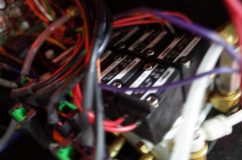 AirREX(エアサス)電磁弁のメンテナンス エアサスには上げ下げ用の電磁弁が各車輪ごとにあるので、合計8個取り付けされています。