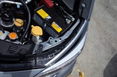 インプレッサーのシーケンシャルLEDテープ施工 取り付けは至って簡単で、ボンネットを開けて両面テープで固定するだけです。