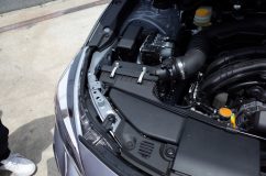 インプレッサーのシーケンシャルLEDテープ施工 ただこの車両は結構面倒で、運転席側エアクリを外さないとウィンカー配線が加工できません。バンパーを外さないと目頭の部分にテープを貼れません。30分ちょっとの作業だと思っていましたが、予想以上に時間がかかってしまいました。