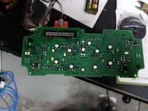 LEDは比較的大きめのサイズ3528タイプなので、打ち換え自体は施工しやすいです。ただし基盤は熱をかなり吸い取るので、こての温度管理はシビア。高すぎると壊れるし、低すぎると溶けません。 