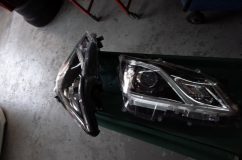 210クラウンアスリートのヘッドライト加工(ダブルアイライン&シーケンシャルウィンカー) まずはヘッドライトを殻割りします。クラウンのヘッドライトは粘着剤式の封入なので、殻割り自体は非常に簡単です。ヒートガンで軽く炙りながら外します。
