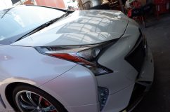 50プリウスのシーケンシャルヘッドライトウィンカー施工 今回はこの横の反射板をうまく使って加工します。