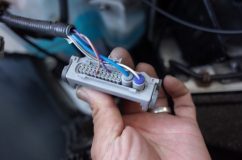 50プリウスのシーケンシャルヘッドライトウィンカー施工 今どきのヘッドライトはすべてCANで通信制御しているので、ケーブルはわずか4本のみです。そのため、これまでのようにヘッドライトからポジション電源を分岐するなどの加工はできなくなってしまいました。