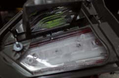新型フリードのテールランプ4灯化 裏をがっつり切開してLEDを配置します。
