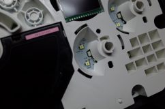  中のLEDはかなり黒く変色していました。LEDのオーバーロードなのか、熱計算の間違いなのか、LED自体の品質問題なのか、原因は不明ですが、おそらくそれほど走行距離も行っていない車両だと思われます。 
